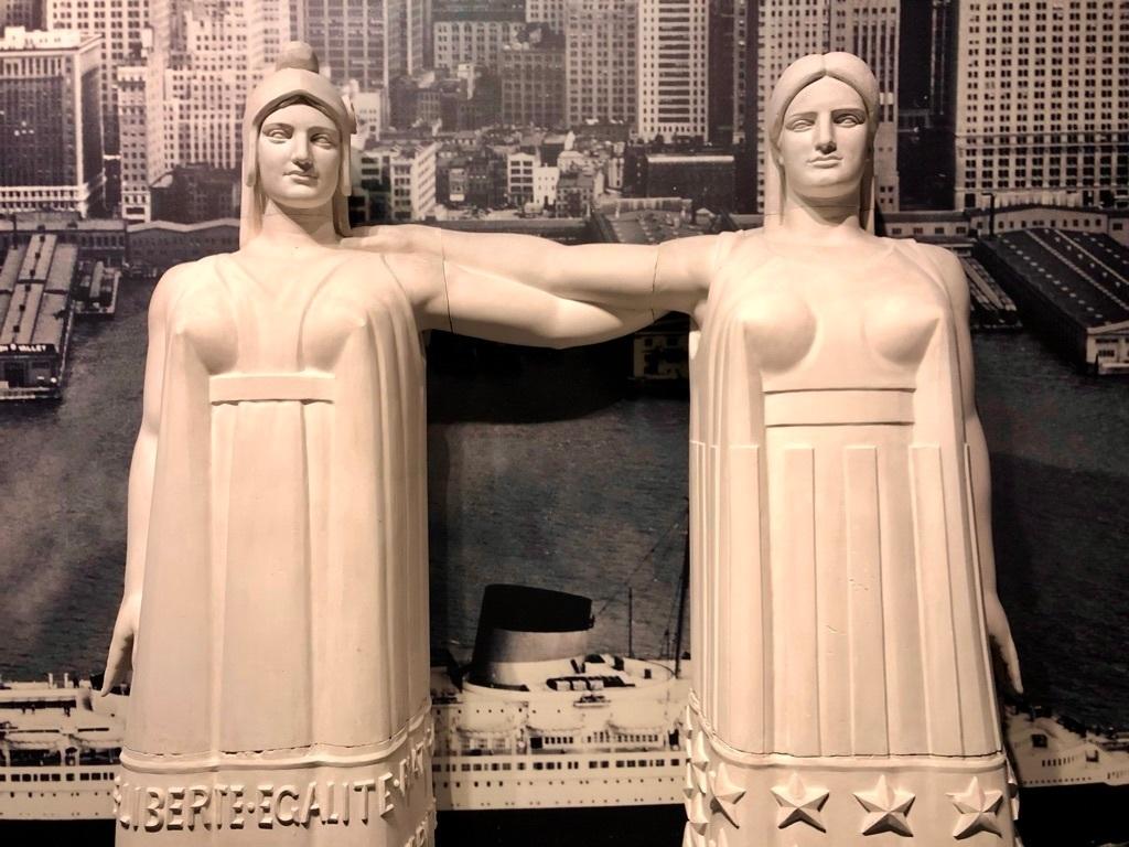 Carlo Sarrabezolles (1888-1971), La France et les États-Unis se tenant par les épaules, maquette d'un projet de monument à l'amitié franco-américaine (projet non réalisé), 1945-1947. Plâtre. Collection particulière.