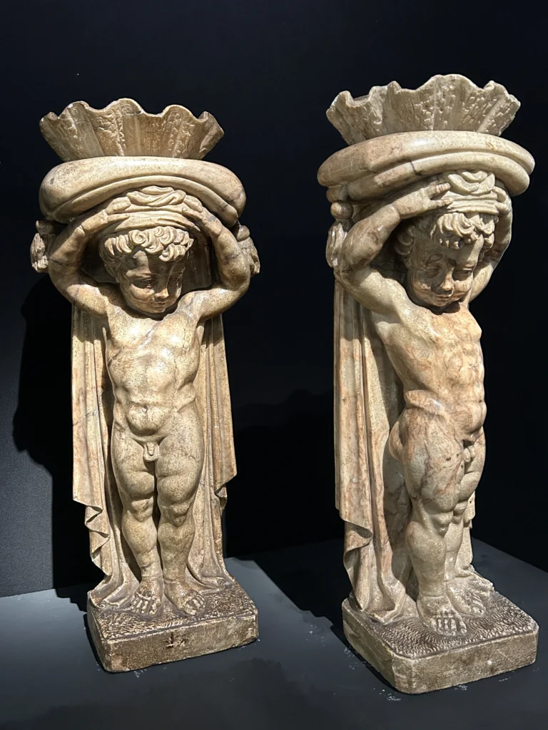 brafa-2026-putti-atlantes-cornelis-floris-art-patrimoine Deux putti atlantes attribués à Cornelis Floris II de Vriendt (1560-1563), albâtre, galerie Art & Patrimoine (Laurence Lenne), BRAFA 2026.