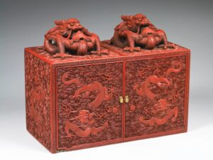 Boîte à décor de dragons et de nuages