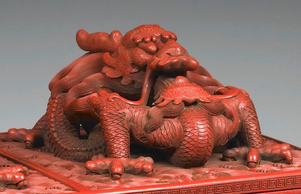 Un dragon sur la boîte à décor de dragons et de nuages