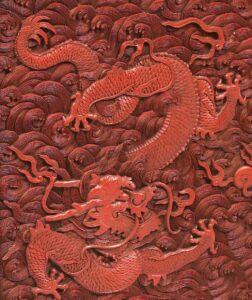 La dragon sur la porte gauche de la boîte à décor de dragons et de nuages