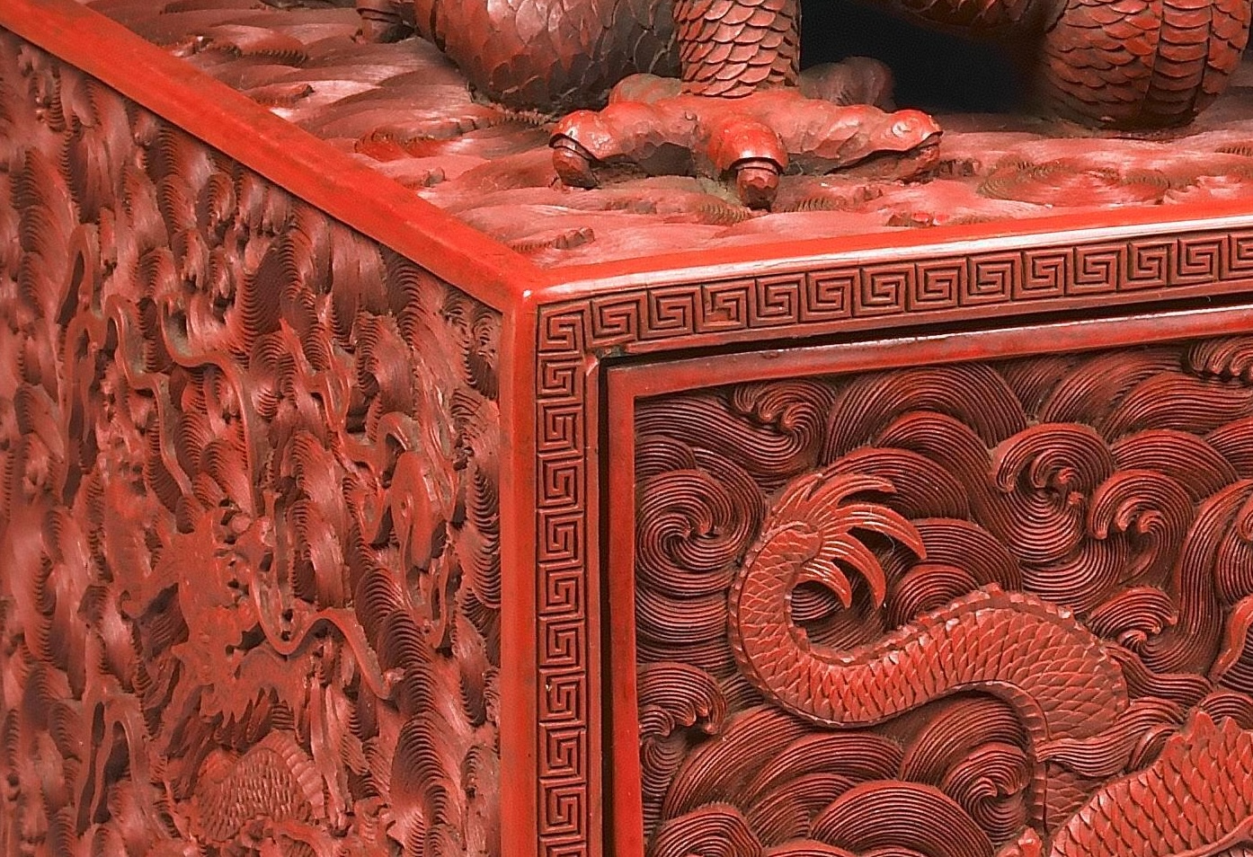 Un angle de la boîte à décor de dragons et de nuages