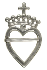 Épingle guimbarde représentant le cœur vendéen