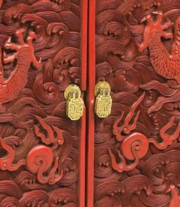 Détail des portes de la boîte à décor de dragons et de nuages