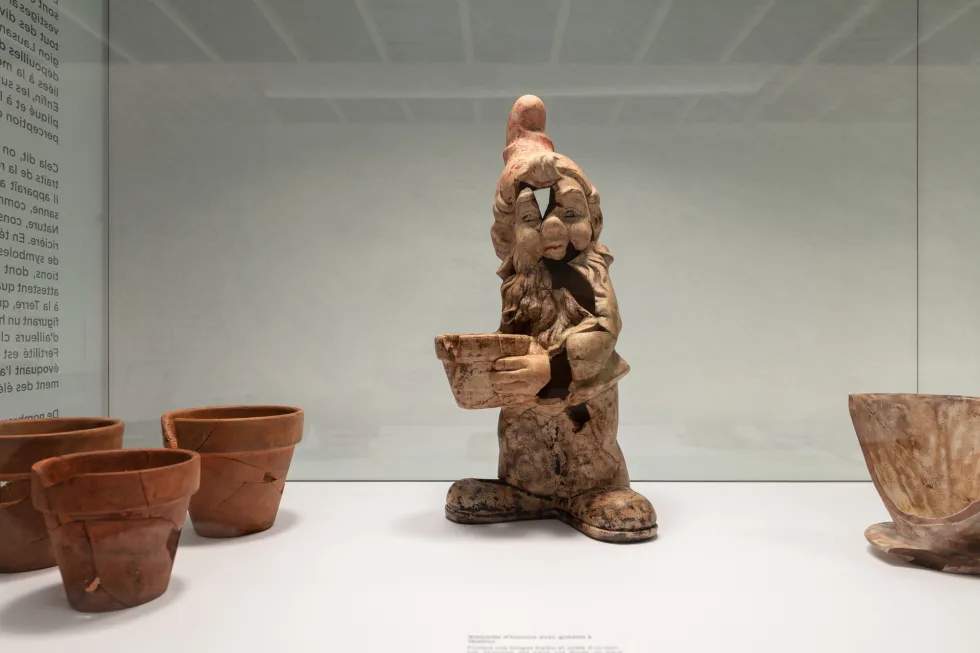 Un nain de jardin mis en rapport avec le culte des ancêtres dans l'exposition « Futur antérieur. Trésors archéologiques du 21e siècle après J.-C. » conçue par l’archéologue suisse Laurent Flutsch.