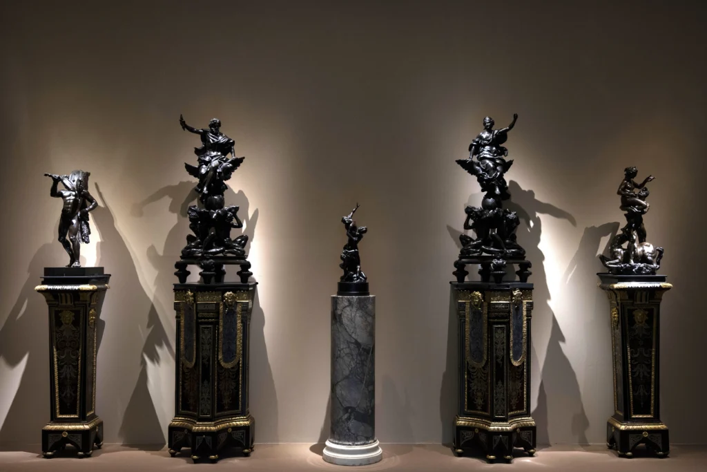 versailles-exposition-bronzes-grand-dauphin-groupe-giambologna.webp Présentation des bronzes des collections du Grand Dauphin dans l’exposition du château de Versailles, avec au centre un groupe d’après Giambologna.