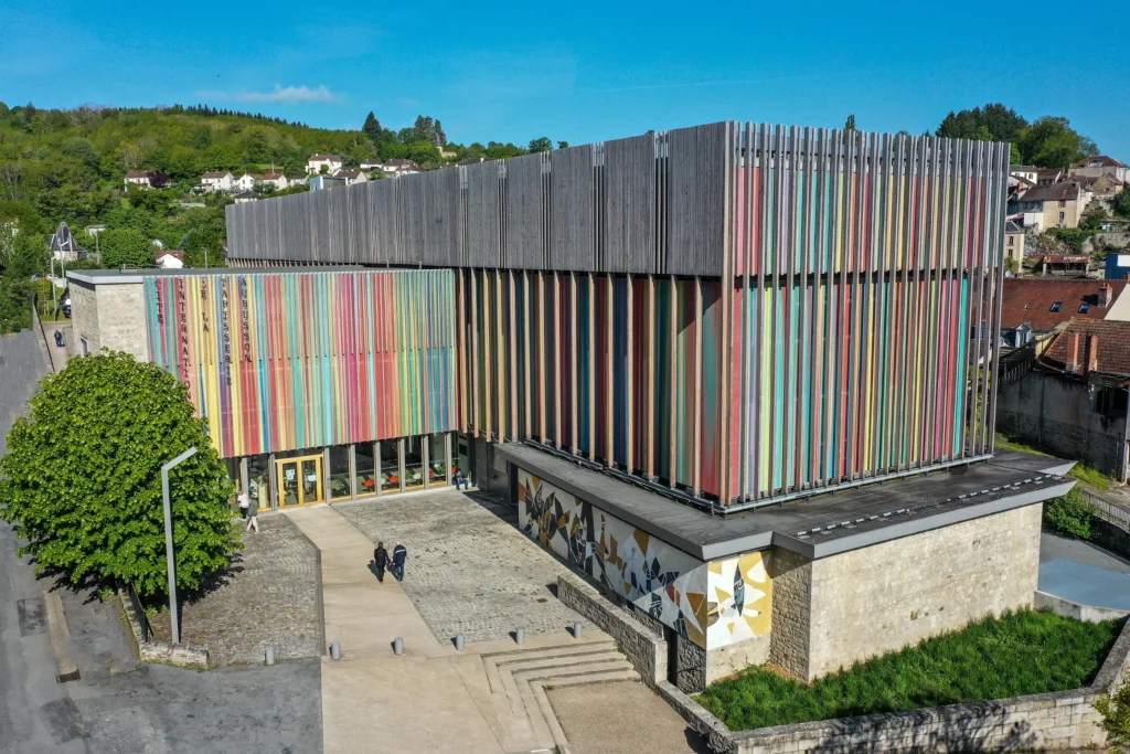Façade de la Cité internationale de la tapisserie à Aubusson, dans l’ancienne ENAD.