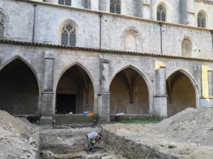 Des fouilles préventives dans le couvent royal de Saint-Maximin-la-Sainte-Baume ont révélé une partie de l'histoire de cet édifice exceptionnellement bien conservé.