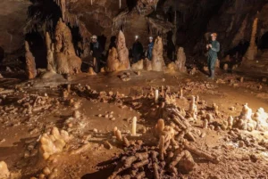 Des Néandertaliens ont construit il y a 176 000 ans, au fond de la grotte de Bruniquel dans le Tarn-et-Garonne, plusieurs cercles composés de stalagmites brisées et d’environ 3 m de diamètre. Les archéologues pensent avec certitude qu’il s’agit d’une pratique cultuelle.