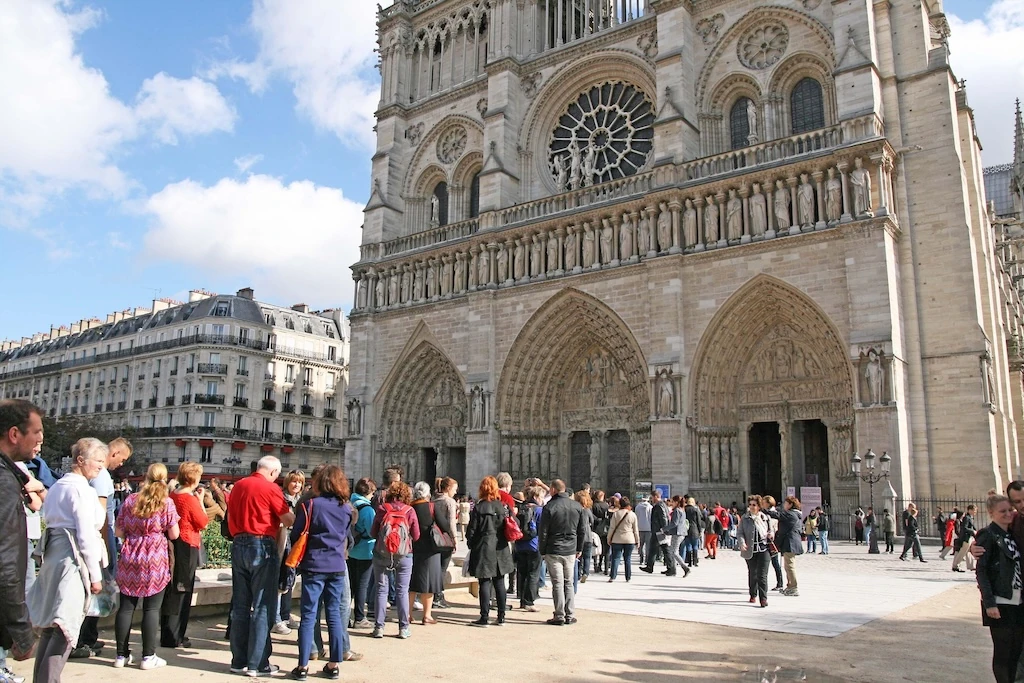 La réouverture au public de la cathédrale, événement majeur de l’année 2025, a attiré à elle seule plus de 6 millions de visiteurs sur les six premiers mois, le total s’élevant certainement à plus de 10 millions sur l’ensemble de l’année, drainant une foule de touristes venus du monde entier.