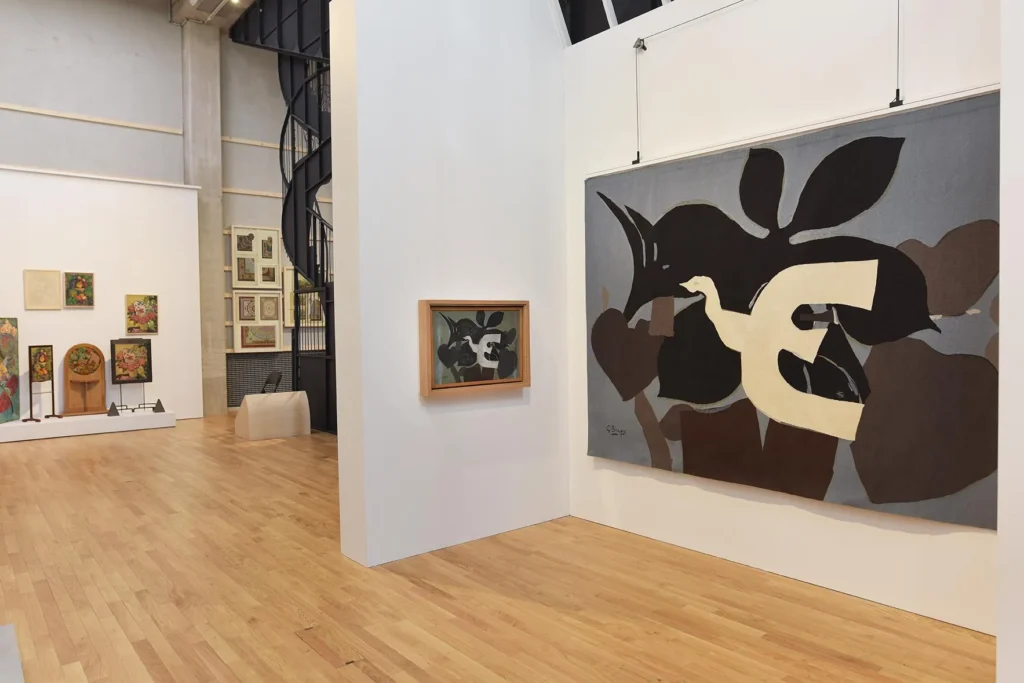 Galerie de la Cité internationale de la tapisserie ; au premier plan, tapisserie L’Oiseau (1962) d’après Georges Braque.