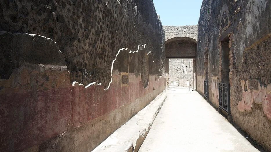 Le couloir d'accès aux deux théâtres de Pompéi est connu pour ses graffitis. 79 nouvelles inscriptions viennent d'être déchiffrées.