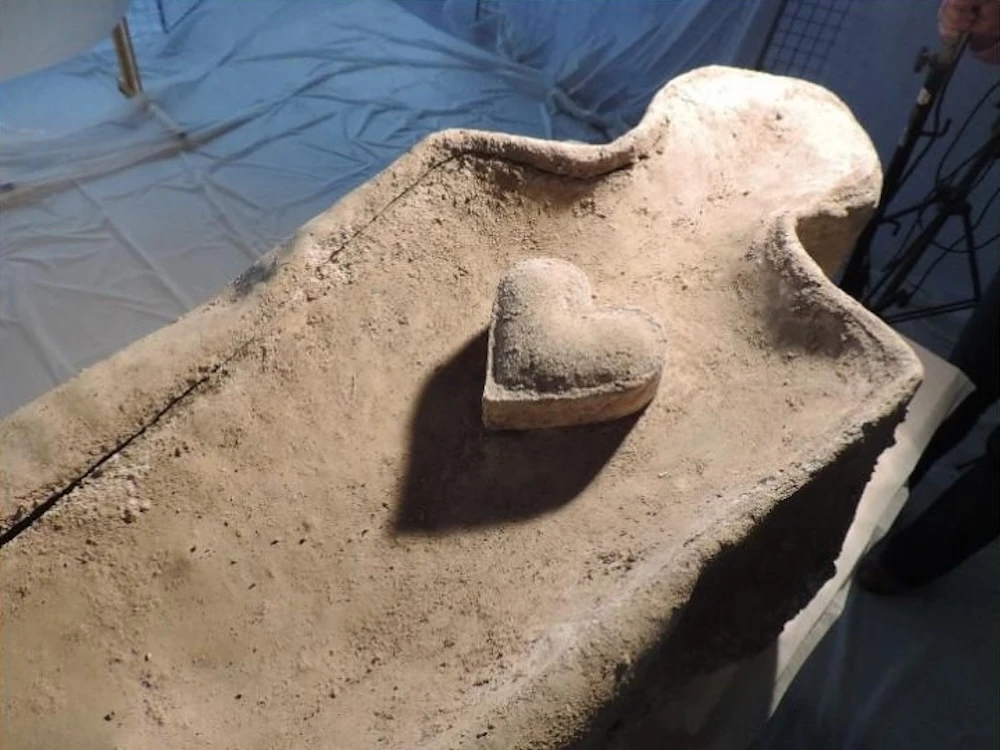 Ce cardiotaphe en forme de cœur a été découvert à Flers (Orne) en 2014 sur un sarcophage en plomb anthropomorphe des XVIIe-XVIIIe siècles.