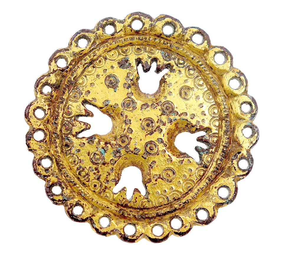 Applique polylobée exposée à l'occasion de l'exposition « Mon Précieux ! Parures et bijoux mérovingiens », du 14 février au 27 septembre 2026 au musée archéologique de l’Oise