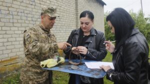 Le patrimoine est au cœur de la guerre totale menée en Ukraine. Les militaires sont mis à contribution pour repérer et préserver les vestiges.