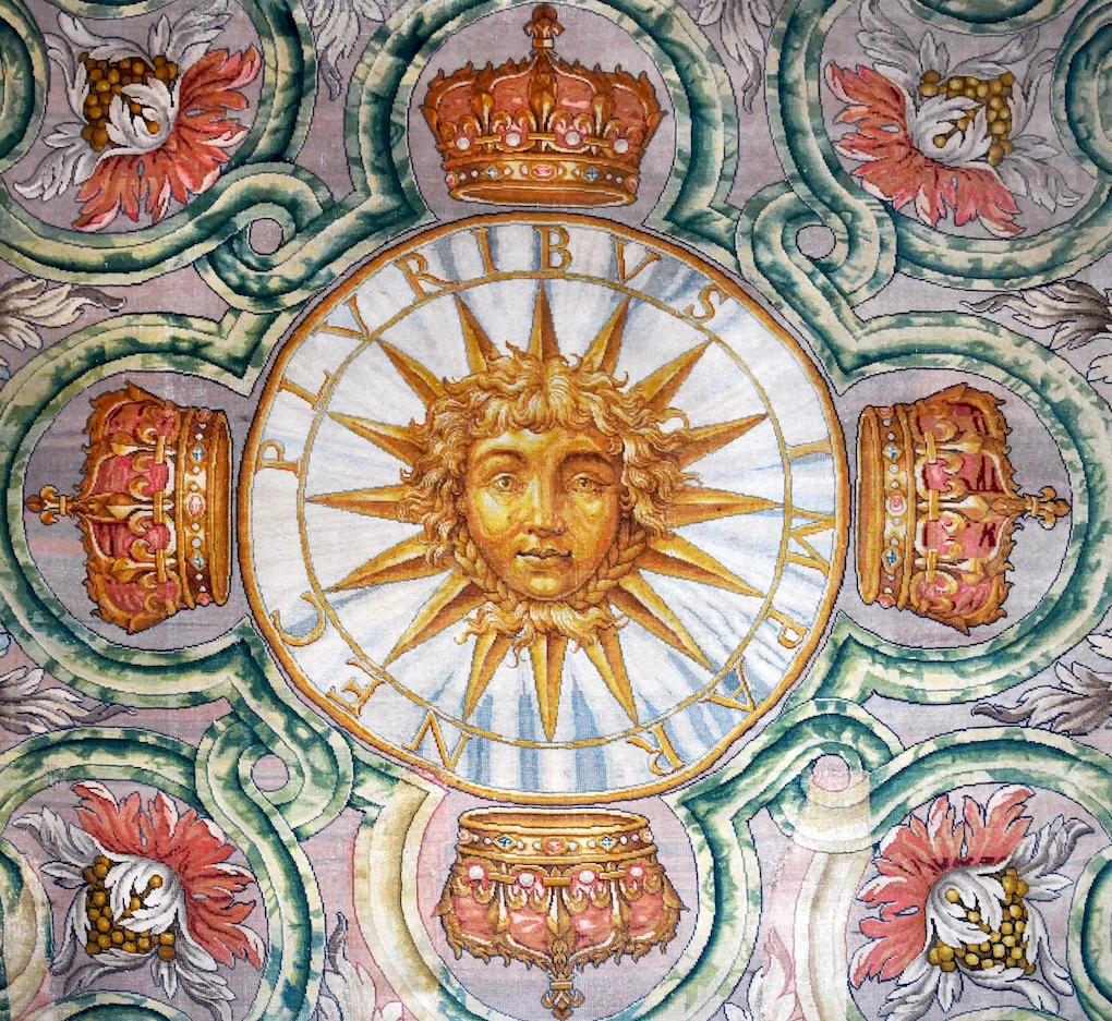 tête Apollon 6e tapis Grande Galerie Louvre présentée dans l'exposition « Trésor retrouvé du Roi-Soleil ».