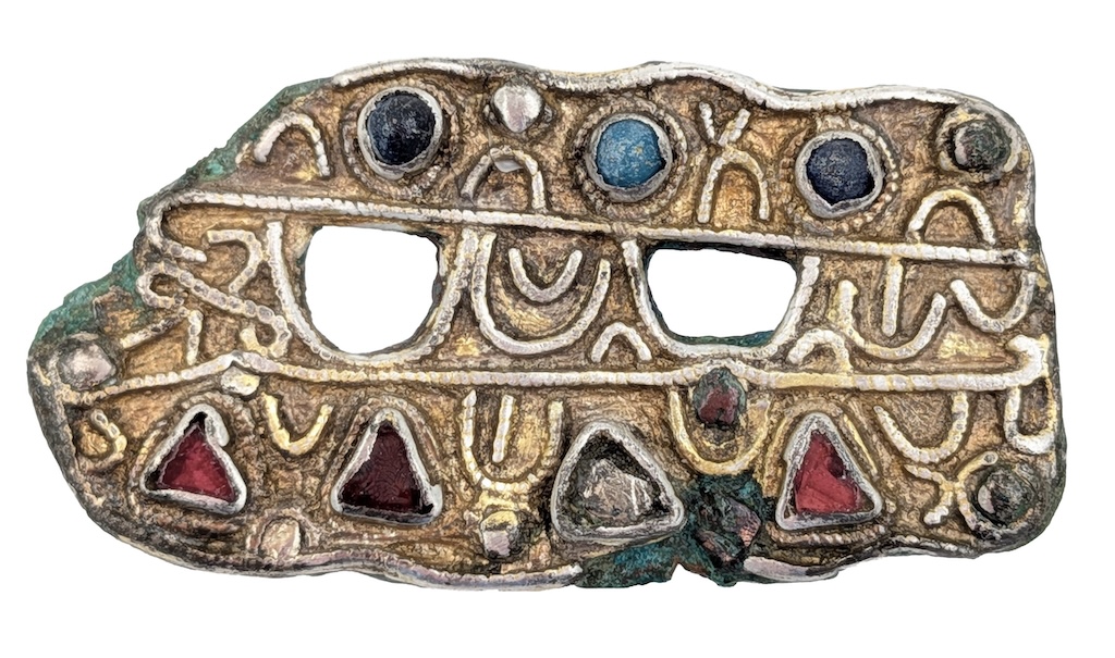 Fibule à décor exposée à l'occasion de l'exposition « Mon Précieux ! Parures et bijoux mérovingiens », du 14 février au 27 septembre 2026 au musée archéologique de l’Oise