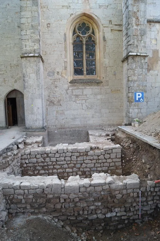 Des fouilles préventives dans le couvent royal de Saint-Maximin-la-Sainte-Baume ont révélé une partie de l'histoire de cet édifice exceptionnellement bien conservé : ici tour et mur d’escarpe de l’enceinte duXIVe siècle.