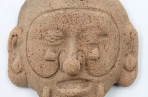 L'exposition « Pre-hispanic ecuador » au Musée Art & Histoire à Bruxelles met en lumière le développement culturel à l'époque préhispanique dans la région correspondant à l'actuel Équateur : pendentif/masque.