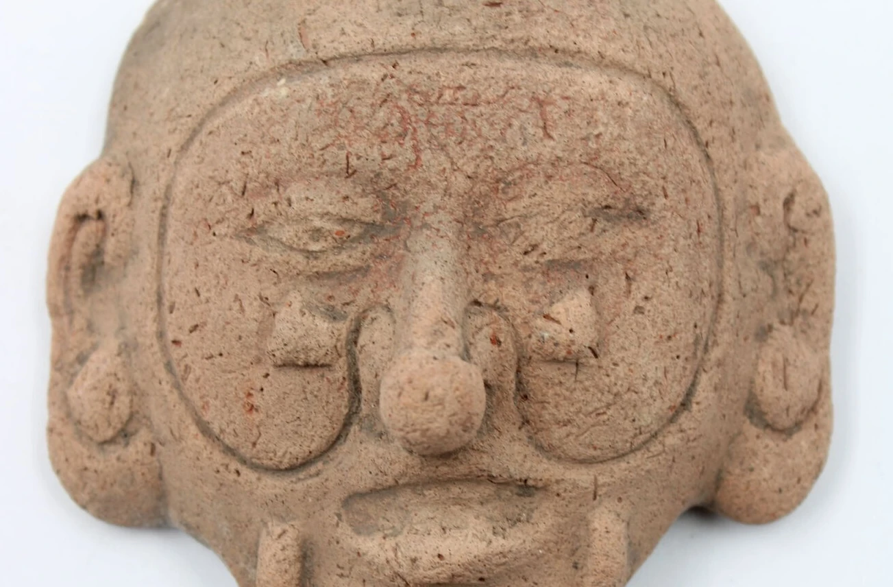 L'exposition « Pre-hispanic ecuador » au Musée Art & Histoire à Bruxelles met en lumière le développement culturel à l'époque préhispanique dans la région correspondant à l'actuel Équateur : pendentif/masque.