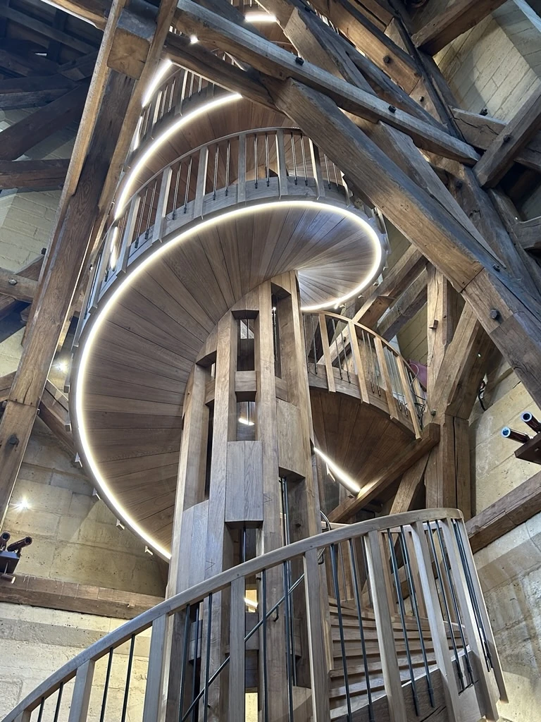 À Notre-Dame de Paris, les visiteurs ont pu découvrir le nouvel escalier de la tour Sud à partir du mois de septembre. 