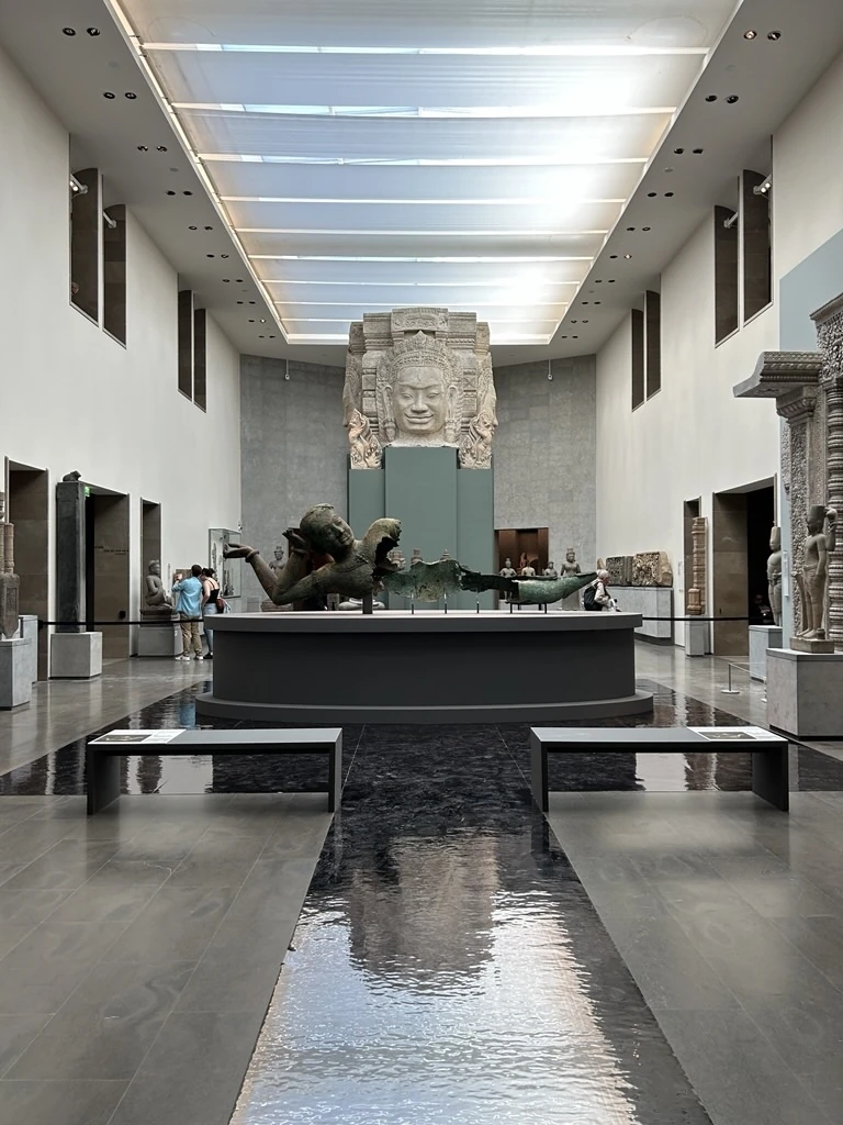 Le Vishnu du Mébon, joyau du musée national du Cambodge, exposé en majesté au musée Guimet en 2025.