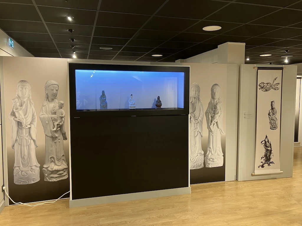 L'exposition « Portraits en miroir. L’art sculpté de la Vierge Marie et du bodhisattva Guanyin » aux Missions étrangères de Paris met en lumière l'ambivalence des images de la Vierge Marie et du bodhisattva Guanyin dans les pays sinisés : ici vue de l'exposition