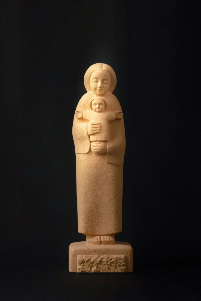 L'exposition « Portraits en miroir. L’art sculpté de la Vierge Marie et du bodhisattva Guanyin » aux Missions étrangères de Paris met en lumière l'ambivalence des images de la Vierge Marie et du bodhisattva Guanyin dans les pays sinisés : ici Vierge à l'Enfant