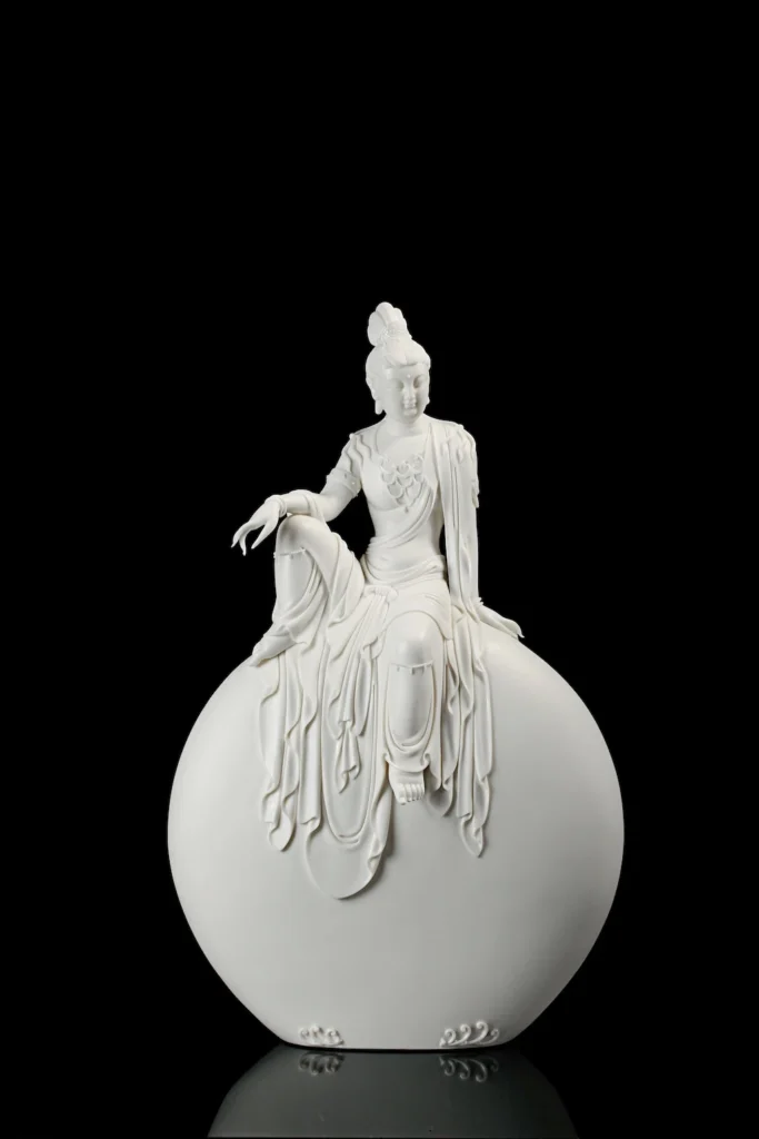 L'exposition « Portraits en miroir. L’art sculpté de la Vierge Marie et du bodhisattva Guanyin » aux Missions étrangères de Paris met en lumière l'ambivalence des images de la Vierge Marie et du bodhisattva Guanyin dans les pays sinisés : ici Guanyin à la lune sur l'eau en porcelaine blanc de Chine.