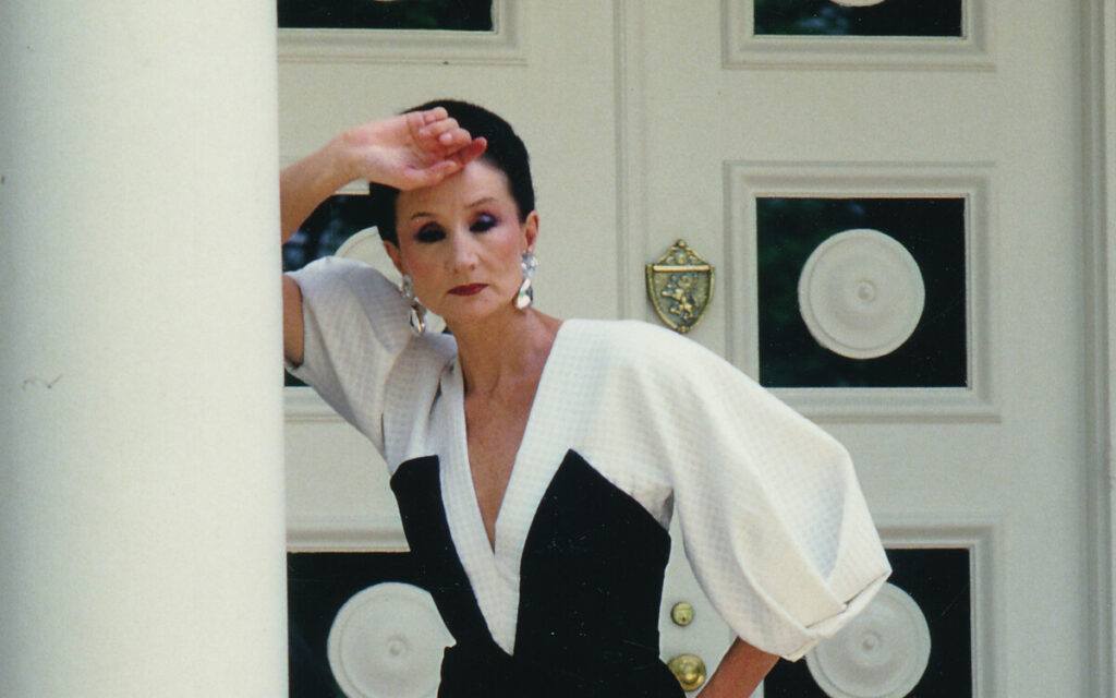 Jacqueline de Ribes à Palm Beach en juin 1986, portant une robe de sa collection printemps-été 1986.