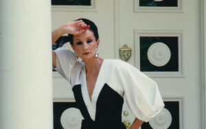Jacqueline de Ribes à Palm Beach en juin 1986, portant une robe de sa collection printemps-été 1986.