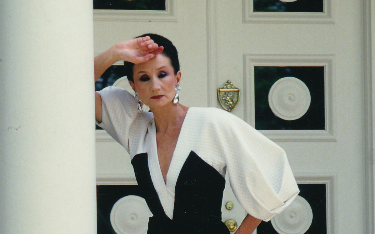 Jacqueline de Ribes à Palm Beach en juin 1986, portant une robe de sa collection printemps-été 1986.
