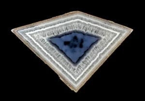 « La vulve », agate polygonale, Brésil. Exposition Rêveries de pierres : "Poésie et minéraux de Roger Caillois"