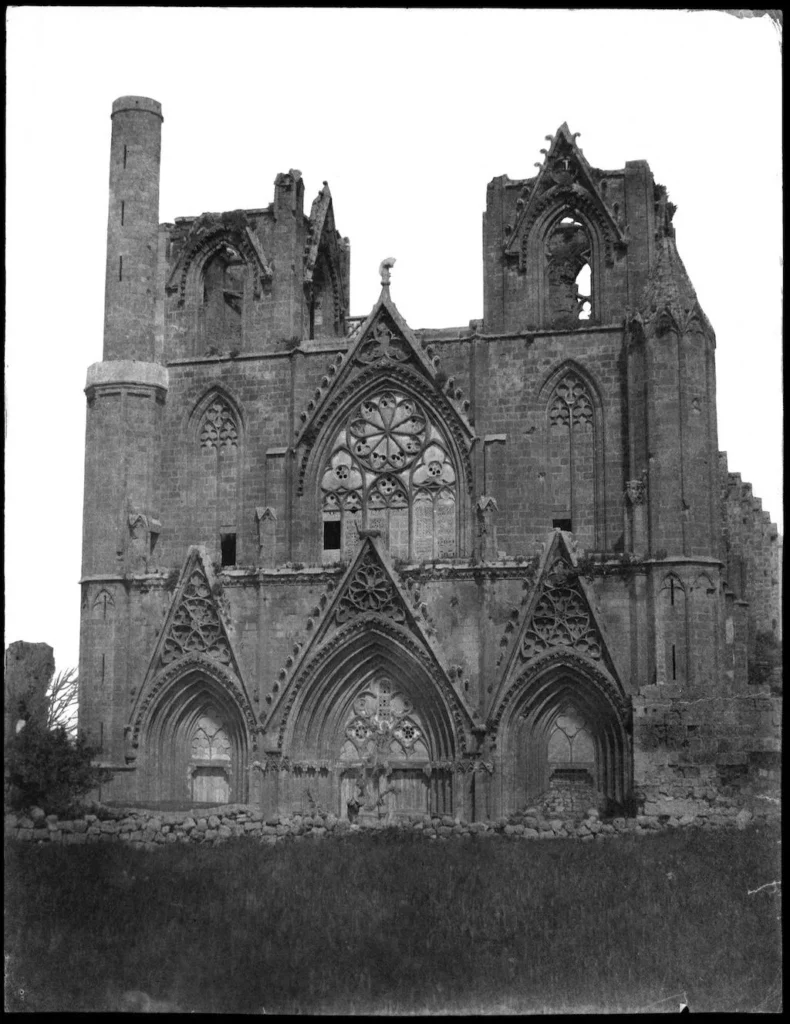 Les constructions gothiques fleurissent sur l'île de Chypre durant l'occupation franque : Louis de Clercq (1837-1901), La cathédrale de Famagouste, façade et chevet, 1859-1860. 