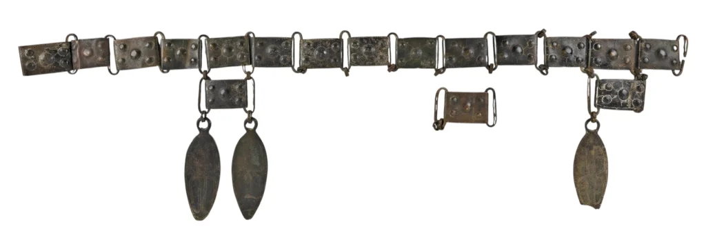 Cette ceinture articulée en bronze découverte à Freycinel, près d’Ispagnac en Lozère, a été donnée au Musée d'Archéologie nationale de Saint-Germain-en-Laye par les descendants de son propriétaire.