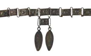 Cette ceinture articulée en bronze découverte à Freycinel, près d’Ispagnac en Lozère, a été donnée au Musée d'Archéologie nationale de Saint-Germain-en-Laye par les descendants de son propriétaire.