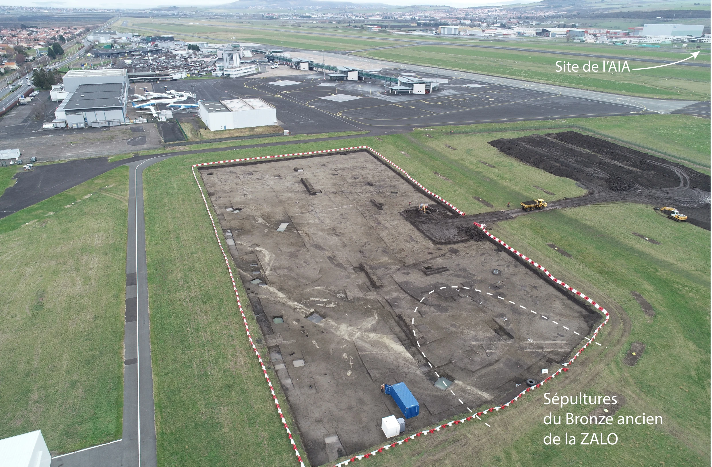 Fouilles archéologiques aux abords de l'aéroport de Clermont-Ferrand qui ont mises au jour des sépultures de l'Âge du bronze ancien.