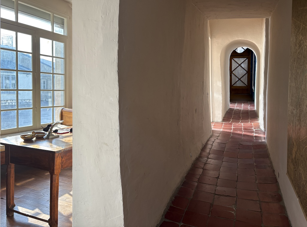 Couloir de l'appartement de Jacques Prévert