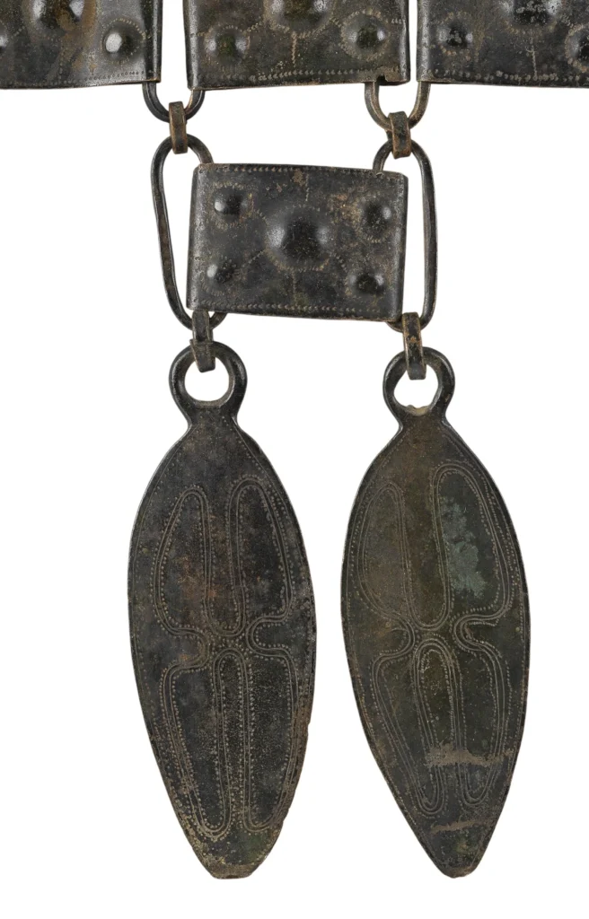 Détail des pendeloques de la ceinture articulée en bronze découverte à Freycinel, près d’Ispagnac en Lozère, qui a été donnée au Musée d'Archéologie nationale de Saint-Germain-en-Laye par les descendants de son propriétaire.