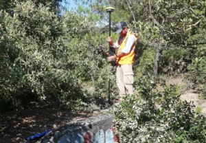 Cartographier les vestiges des deux guerres mondiales dans le département de la Gironde : Relevé GPS d’un tobrouk (petit bunker circulaire en béton armé) sur le site des Arros au Verdon-sur-Mer.