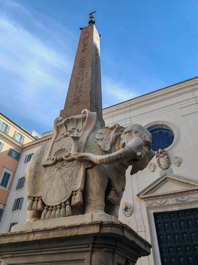 Éléphant de Bernin Rome Piazza della Minerva défense cassée février 2026