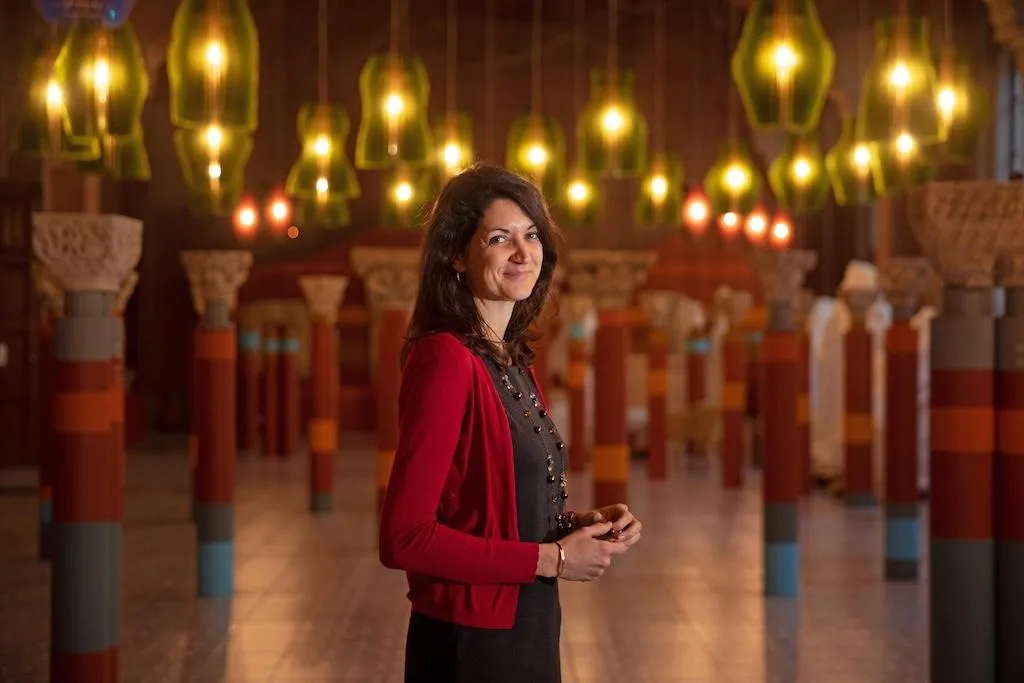 Laure Dalon dans la salle romane du musée des Augustins où les chapiteaux médiévaux dialoguent avec l’installation de Jorge Pardo