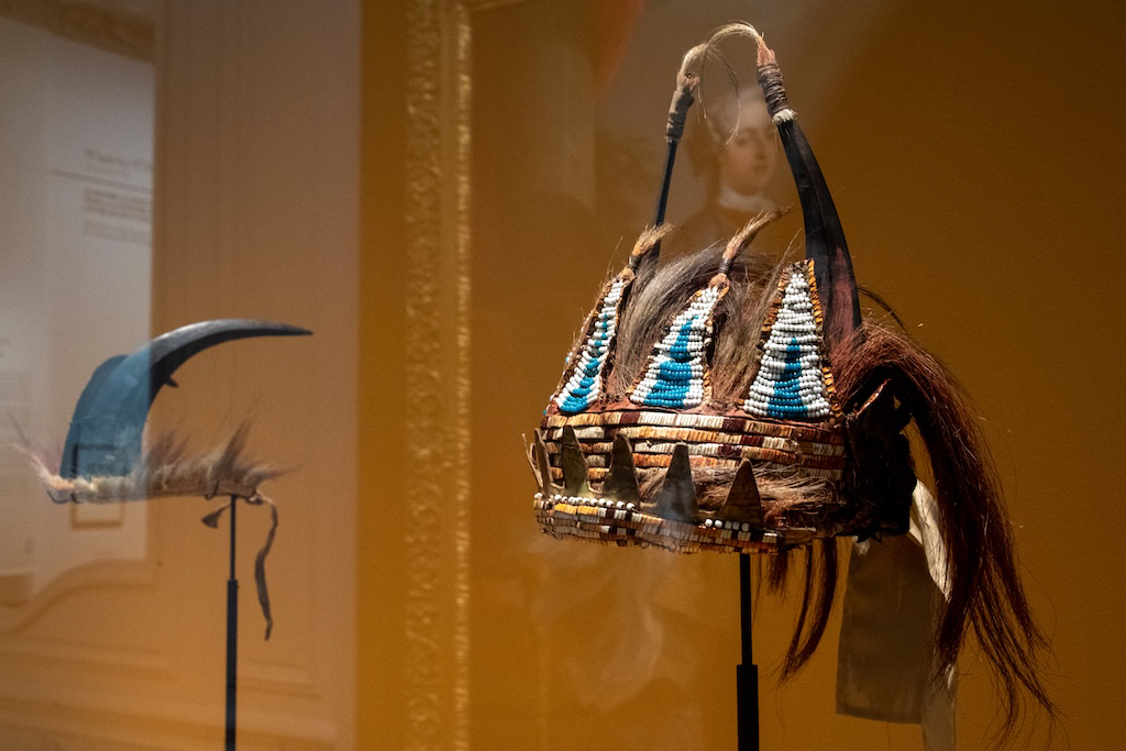 ornement de tête et coiffe provenant du musée du quai Branly - Jacques Chirac