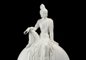 L'exposition « Portraits en miroir. L’art sculpté de la Vierge Marie et du bodhisattva Guanyin » aux Missions étrangères de Paris met en lumière l'ambivalence des images de la Vierge Marie et du bodhisattva Guanyin dans les pays sinisés : ici Guanyin à la lune sur l'eau en porcelaine blanc de Chine.