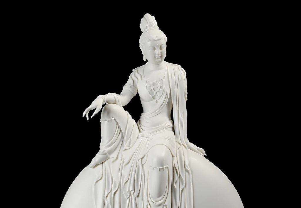 L'exposition « Portraits en miroir. L’art sculpté de la Vierge Marie et du bodhisattva Guanyin » aux Missions étrangères de Paris met en lumière l'ambivalence des images de la Vierge Marie et du bodhisattva Guanyin dans les pays sinisés : ici Guanyin à la lune sur l'eau en porcelaine blanc de Chine.