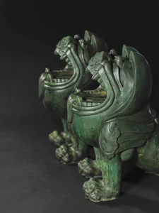 Paire de chimères en bronze, époque Qianlong. Adjugé 4 065 600 € le 11 juin chez Bonhams
