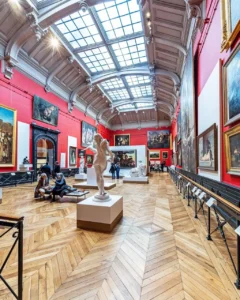 Un « cube » blanc a été installé au cœur du salon rouge du musée des Augustins