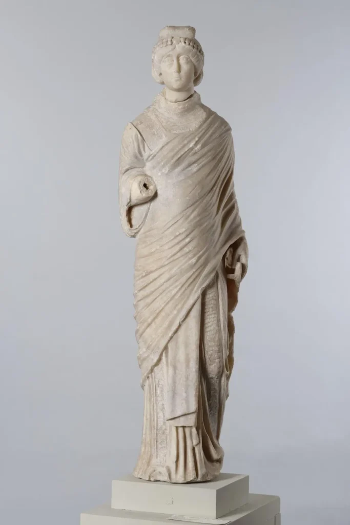 Antiquités de Chypre : statuette féminine, début du IVe siècle avant notre ère.