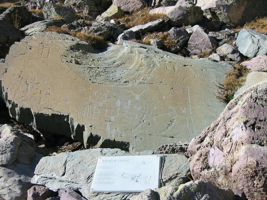 Vue d’une des roches gravées de la Vallée des Merveilles dans le massif du Mercantour (Alpes-Maritimes). © Wikipédia / Georges Dick