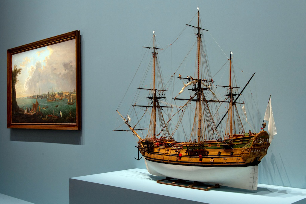 Maquette d’un navire dans l’exposition « 1725. Des alliés amérindiens à la cour de Louis XV »